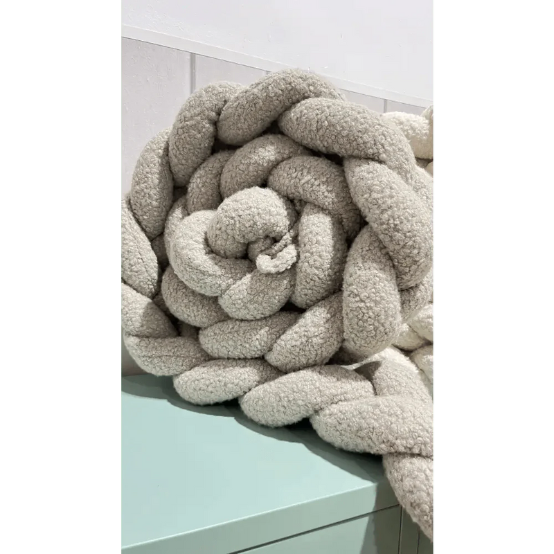 Trenza Protector de Cuna 200cm BOUCLE STONEFurniture > Baby & Toddler Furniture > Crib & Toddler Bed Accessories > Crib Bumpers & Liners > Padded Crib Bumpers