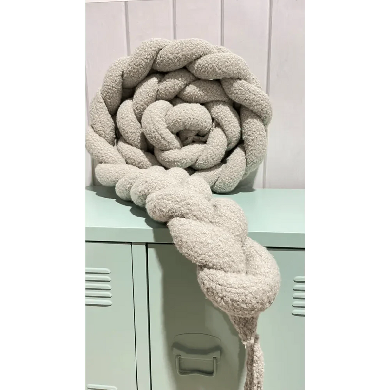 Trenza Protector de Cuna 200cm BOUCLE STONEFurniture > Baby & Toddler Furniture > Crib & Toddler Bed Accessories > Crib Bumpers & Liners > Padded Crib Bumpers