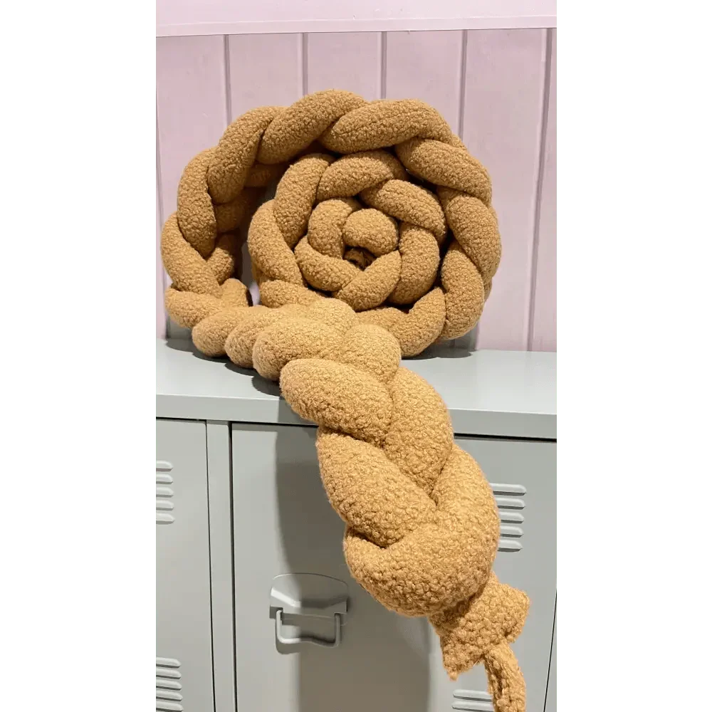 Trenza protector de cuna boucle 200cm toffee ideal para bebés