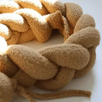 Trenza protector de cuna boucle 200cm toffee ideal para bebés