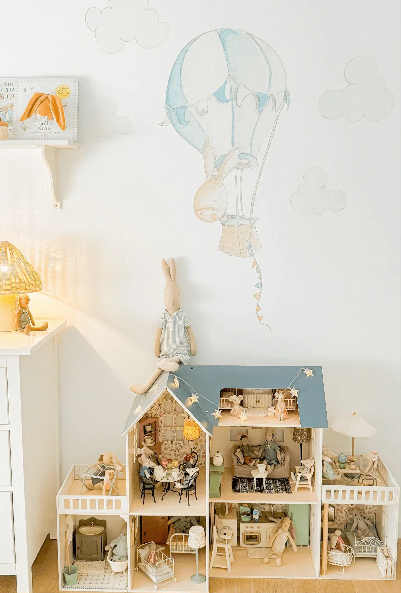 Vinilo decorativo infantil con diseño conejo en globo para niños