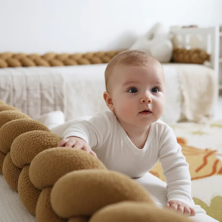 Trenza protector de cuna boucle 200cm toffee ideal para bebés