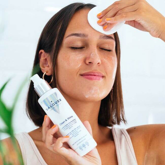 Leche micelar facial limpia y desmaquilla con suavidad