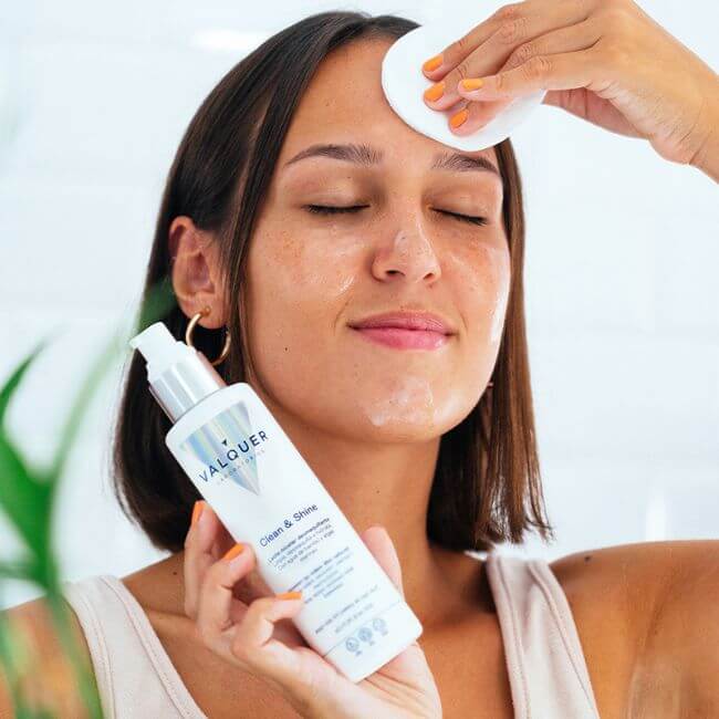 Leche micelar facial limpia y desmaquilla con suavidad